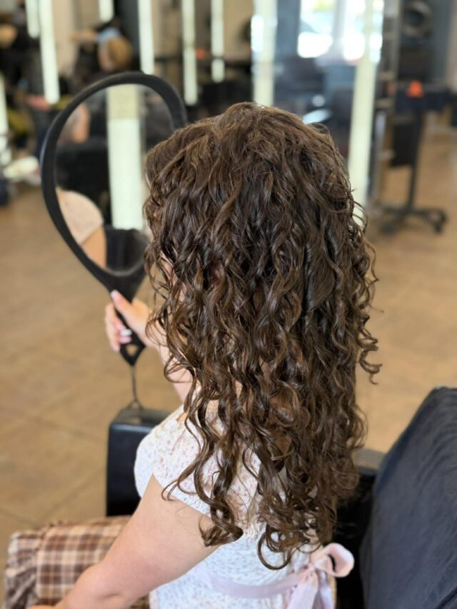 Curly girls, this one is for you. Jenna used the Ouidad method to unlock the full potential of these curls and the difference is jaw dropping. Defined, bouncy, frizz free spirals that are finally working with the hair instead of against it. This is what happens when curly hair gets the specialist it deserves. Swipe for before.
#anasahairstudio #temeculasalon #temeculahair #ouidad #curlyhair #curlygirlmethod #curlytransformation