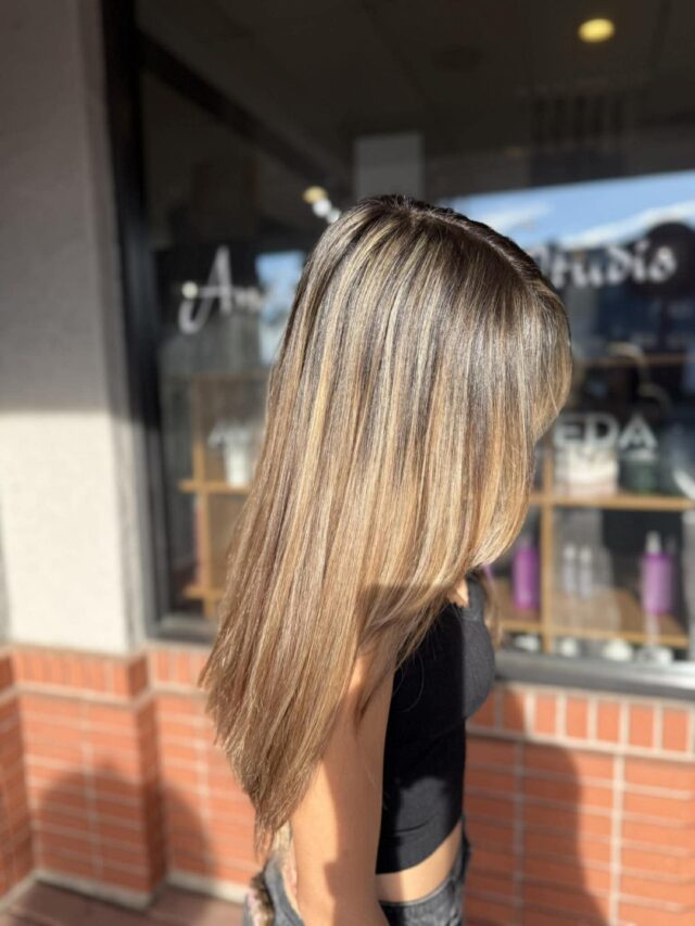 Sun-drenched and silky smooth. Marley brightened this brunette base with a full highlight that is giving major warm, golden dimension from root to end. The blowdry is sleek and straight and the cut frames it all perfectly. This is the kind of color that looks even better in natural light. Swipe for before.
#anasahairstudio #temeculasalon #temeculahair #fullhighlights #warmblonde #brunettehighlights #glasshair