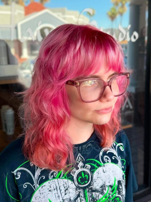 Bold cut, bold energy. Jenna carved out this wolf cut with heavy shag layers and face framing fringe, built for movement and texture from root to end. A shape that does the work all on its own.
#anasahairstudio #temeculasalon #temeculahair #wolfcut #haircut #shaghair