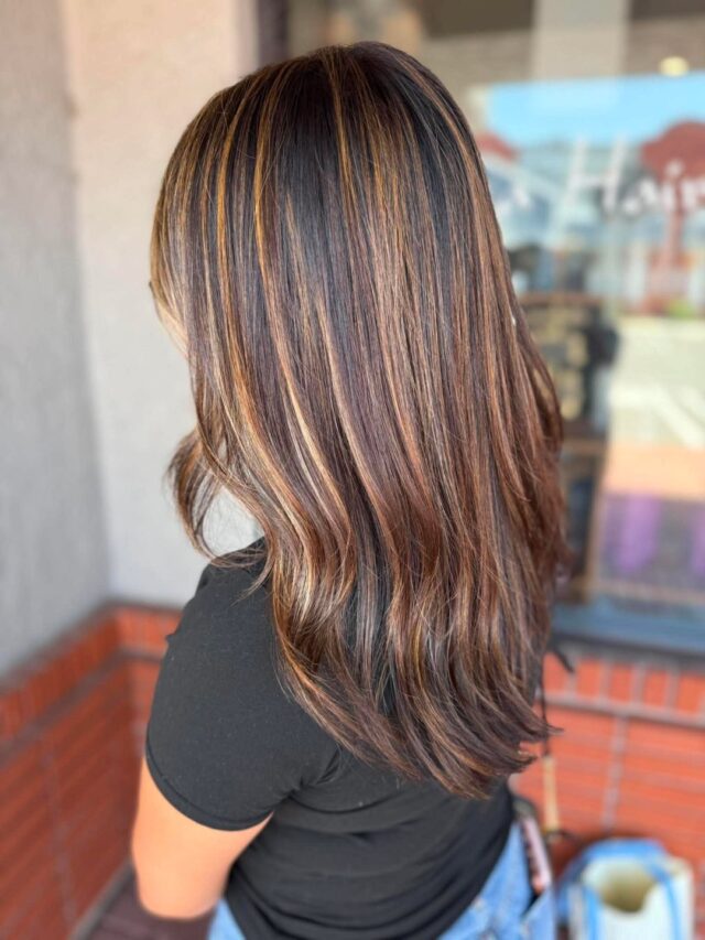 Warm caramel breaks through a deep chocolate base, no two panels the same. Marley placed this color to move with the layers instead of just sitting on top, so it shifts from shadow to shine as it falls. The kind of color that photographs differently every time.
#anasahairstudio #temeculasalon #temeculahair #haircolor #partialhighlight #brunettehair #dimensionalcolor