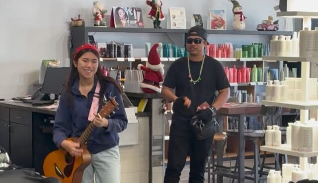 Christmas carolers stopped by the salon this weekend and brought ALL the festive vibes! The holiday spirit is officially here. 🎄🎶✨

#salonvibes #christmasiscoming🎄 #christmascarolers #anasahairstudio