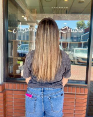 Discover the magic of Foilayage, crafted by Lindsay! Let us pamper you and create a hairstyle that reflects your unique personality. #FoilayageMagic #HairTransformation #temeculasalon #temeculahair #anasahairstudio