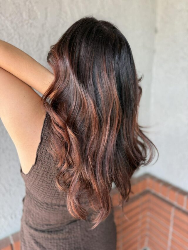 Copper peeking through a deep brunette base? Yes, please. Marley absolutely nailed this balayage — rich, warm tones that catch the light in all the right places. Fresh cut, flawless blowdry, and a color that does the talking. Dark hair, meet your glow-up.
#anasahairstudio #temeculasalon #temeculahair #copperbalayage #darkhairdontcare #warmtones #hairgoals