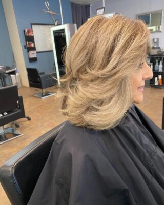 Brighten up your day with a fresh full highlight and color! 🌼 Lisa created this beautiful look for our lovely guest. Are you ready for a hair makeover? Schedule your visit now! 💁♀️ #HairInspo #SalonLife #BlondeBeauty #temeculasalon #temeculahair #anasahairstudio