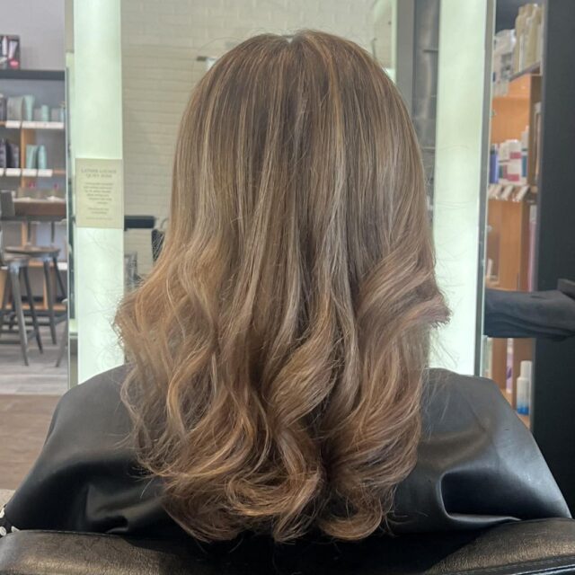 Warm, golden and completely transformed. Savannah took this look from brassy and uneven to a beautifully blended full highlight with buttery tones that are giving pure California sunshine. The style seals the deal. This is what a fresh start looks like. Swipe for before.
#anasahairstudio #temeculasalon #temeculahair #fullhighlights #goldenhair #warmblonde #highlights