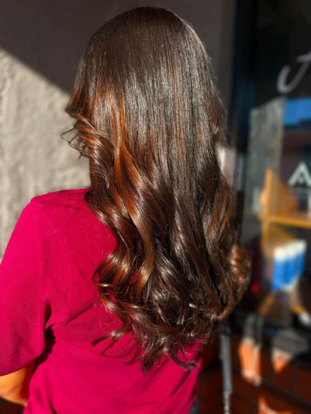 Deep chocolate with a copper glow. Kylie colored all over for a rich, glossy brunette, cut in fresh shape, then blew it out and curled it into soft waves that catch the light and show off flashes of warm copper. Color, cut and style, finished from root to end. Swipe for before. 
#anasahairstudio #temeculasalon #temeculahair #haircolor #blowout