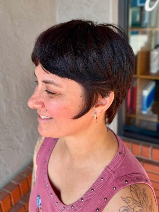 Big chop energy. This transformation from shoulder length to a sharp textured pixie is everything. Jenna cut away the weight and kept all the movement, proof that shorter can still feel soft and full of personality. Sometimes the boldest move is the best move. Swipe for before.
#anasahairstudio #temeculasalon #temeculahair #pixiecut #shorthair #haircut #transformationtuesday