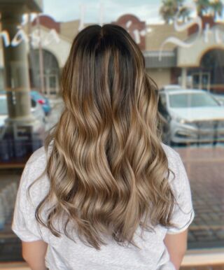 balayage ombré by @stylezbylindz
✨
✨
✨
#balayage #balayagehighlights #caramel #caramelbalayage #caramelhighlights #caramelhaircolor #beautiful #dimentionalcolor #hair #hairstyles #haircolor #anasahairstudiotemecula #temeculahairstylist #temeculahair #moneypiece #fallhaircolor #hairtrends #menifeehair #murrietahairstylist #temecula #pumpkinspice #balayageombre #christmashair