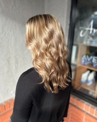 Step into a world of beauty and style at our salon! 💖 Let Jenna create the perfect highlights for you, just like she did for this happy guest! #HairMagic #JennaHighlights #SalonVibes #temeculasalon #temeculahair #anasahairstudio