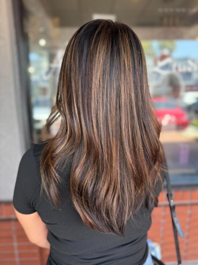 Caramel and cinnamon vibes all over this brunette base. Marley painted these golden ribbons through dark roots for that effortless, sun warmed dimension that just keeps giving. Bouncy blowdry, perfect movement and color that catches the light from every single angle. Brunette balayage will always be a top tier choice.
#anasahairstudio #temeculasalon #temeculahair #balayage #brunettebalayage #caramelhighlights #dimensionalcolor