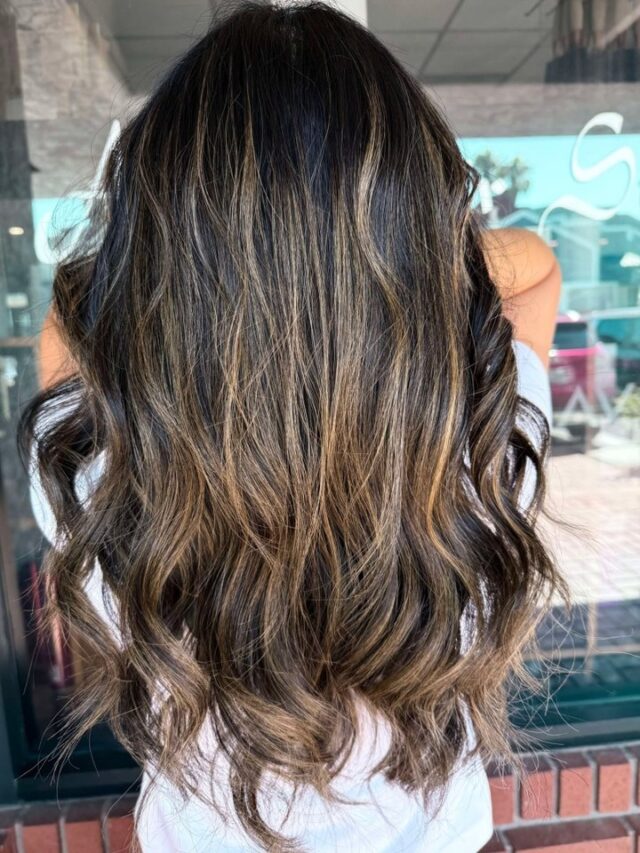 Lived-in, luminous, and effortlessly blended—this balayage by Diva is the definition of low-maintenance luxury. Soft transitions, warm tones, and just the right amount of brightness make this look perfect for fall and beyond.
Whether you're going for subtle glow or full-on dimension, Diva knows how to deliver hair that moves and shines.
#BalayageByDiva #LivedInLuxury #TemeculaHairScene #AnasaHairStudio #EffortlessColor #DimensionalBlonde #HairGoalsUnlocked