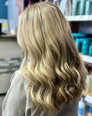 Captivating long blonde hair, courtesy of our skilled stylist Nadine. Step into our salon and let us pamper you with our top-notch services. Get ready to fall in love with your hair all over again! #HairGoals #SalonExperience #temeculasalon #temeculahair #anasahairstudio