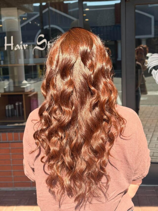Copper turned all the way up. Jenna refreshed the color and pushed the formula warmer for a rich, glossy copper that glows in the sun, then cut and styled it into cascading curls full of shine. Vibrant, warm, and impossible to ignore.
#anasahairstudio #temeculasalon #temeculahair #haircolor #coppercolor #haircut #hairstyle