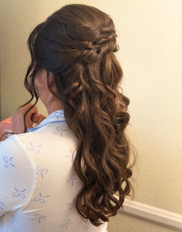 Romance in every curl. Jenna created a up style with soft twists and cascading curls, perfect for a bride who wants to feel effortlessly elegant. Timeless texture and movement, ready for the big day.
#anasahairstudio #temeculasalon #temeculahair #bridalhair #weddinghairstyle #updo #hairstyle
