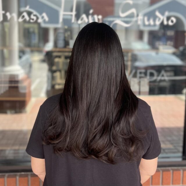 Glossy, jet black and absolutely flawless. Savannah delivered this rich, deep color with a finish so shiny it practically reflects light. The cut adds the perfect bend at the ends and the overall vibe is sleek, polished and effortlessly chic. Sometimes the simplest color makes the biggest statement.
#anasahairstudio #temeculasalon #temeculahair #blackhair #glossyhair #darkhaircolor #salonresults