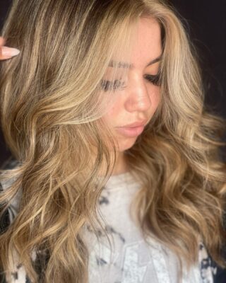 ✨beautiful face frame for this gorgeous girl✨ 
•
•
•
#bakersfieldhairstylist #bakersfield #bakersfieldhair #bakersfieldhairsalon #bakersfieldhair #bakersfieldsalons #modernsalon #btc #behindthechair #redkenshadeseq #redkenobsessed #schwarzkopfprofessional #schwarzkopf #schwarzkopfblondeme