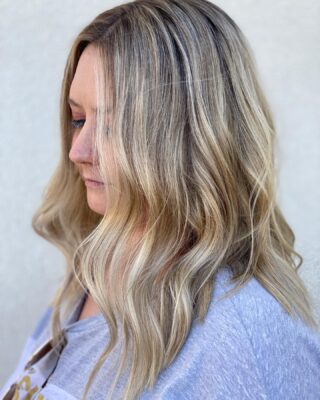 SunKissed ☀️😘
•
•
•
#bakersfieldhair #bakersfieldhairstylist #bakersfieldsalon #btc #behindthechair #redkenshadeseq #redkenflashlift #matrix #matrixcolor #highlights #balyage #balayagehighlights #shadowroot #sunkissed