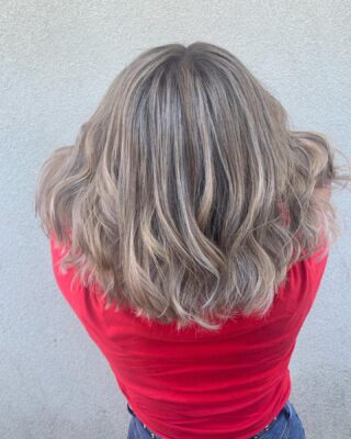 She’s ready for her senior pictures 😻💁‍♀️ •
•
#highlights #blondehair #bakersfieldhair #bakersfieldsalon #bakersfieldhairstylist  #matrix #redkenshadeseq #btc #behindthechair