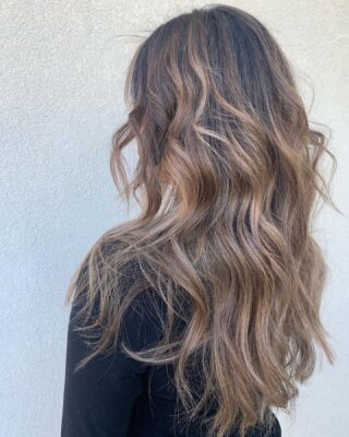 Loving this color 😍
•
•
•
#balayagehair #balayage #babylights #babylightsandbalayage #bakersfield #bakersfieldhair #bakersfieldhairstylist #bakersfieldsalon #btc #behindthechair #modernsalon #matrix #redkenshadeseq #pulpriot #babylisspro