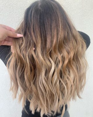 Balayage higher and brighter 🤗 swipe for before •
•
•
#balayage #highlights #bakersfieldhairstylist #bakersfieldsalon #bakersfieldhair #modernsalon #btc #behindthechair #matrix #redkenshadeseq #matrixsocolorcult #redkenflashlift #pulpriot