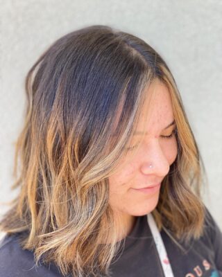 Money piece 😍 •
•
•
#bakersfieldhair #bakersfieldhairstylist #bakersfieldsalon #balayagehair #balyagehighlights #moneypiece #matrix #redkenshadeseq #btc #behindthechair #modernsalon