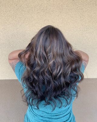 Sometimes all you need is a partial to make your pop! I have a couple openings next week to slay your hair 🔥😍 swipe 👉 for before •
•
#bakersfieldhair #highlights #behindthechair #bakersfieldsalon #btc #blondehair #balayage #matrixcolor #redkenshadeseq