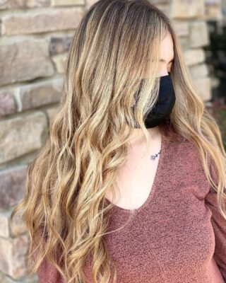 get some new hair for the new year ❤️ 
•
•
•
#bakersfield #bakersfieldhair #bakersfieldhairstylist #bakersfieldsalon #btc #behindthechair #highlights #shadowroot #redkenflashlift #redkenshadeseq #redkenobsessed #redken