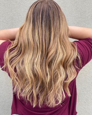 SUMMER VIBES ☀️🥵💁‍♀️ Swipe for before ➡️ •
•
#balayage #balayagehair #balayagehighlights #bakersfieldstylist #bakersfieldhair #bakersfieldhairsalon #bakersfieldsalon #btc #behindthechair #modernsalon #redkenflashlift #redkenshadeseq #joicobeachshake