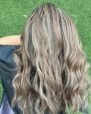 Transforming hair day by day 😊 
•
•
•
#bakersfieldhair #bakersfieldhairstylist #bakersfieldsalon #bakersfieldstylist #modernsalon #btc #behindthechair #schwarzkopfprofessional #schwarzkopf #redken #redkenshadeseq #highlights #hairgoals