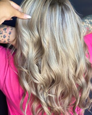 These locks thooooo 🤩🤤🤤
•
•
•
#highlightshair #bakersfield #bakersfieldhair #bakersfieldhairstylist #bakersfieldsalon #bakersfieldstylist #schwarzkopfusa #schwarzkopfprofessional #schwarzkopf #schwarzkopfblondeme #redkenshadeseq #redkenobsessed