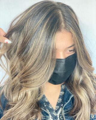 If you want to do your hair this is your sign! 😘😎 
•
•
•
#bakersfield #bakersfieldhair #bakersfieldhairstylist #bakersfieldhairdresser #bakersfieldsalon #modernsalon #btc #behindthechair #lisencedtocreate #babylights #shadowroot #redkenshadeseq #redkenobsessed #redkenflashlift