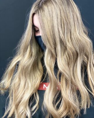 B•l•o•n•d•i•e 🔥 
•
•
•
#bakersfield #bakersfieldhairstylist #bakersfieldhair #bakersfieldsalon #bakersfieldhairsalon #redkenshadeseq #redkenobsessed #redken #btc #behindthechair #modernsalon #highlights #highlightshair #shadowroot #shadowroots