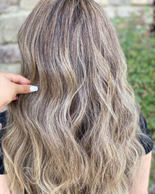 Ashy vibes ✌️ 
•
•
•
#bakersfield #bakersfieldhair #bakersfieldhairstylist #bakersfieldsalon #btc #behindthechair #modernsalon #redken #redkenobsessed #redkenshadeseq #redkenflashlift #highlights #shadowroot #balayage #ashyblonde