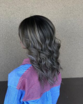 Highlights with a shadow root 😍😍
•
•
#highlights #redkenshadeseq #matrix #behindthechair #btc #bakersfield #bakersfieldhairstylist #bakersfieldhair