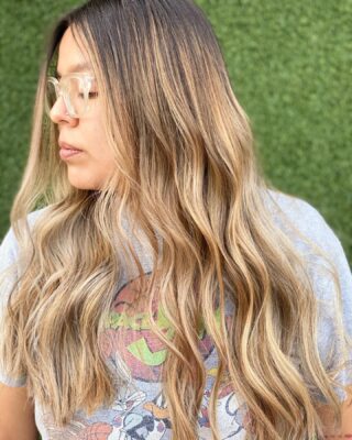 I want this.....😩🤗 
•
•
•
#bakersfieldhair #bakersfieldhairstylist #bakersfieldsalon #bakersfieldhair #modersalon #btc #behindthechair #schwarzkopfprofessional #schwarzkopfblondeme #redken #redkenshadeseq #redkenobsessed