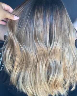 Balayage cut and style 😊
•
•
• 
#bakersfieldhair #bakersfieldsalon #bakersfieldstylist #modersalon #btc #behindthechair #schwarzkopfprofessional #schwarzkopfblondeme #redkenshadeseq #balayage