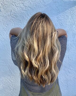 Obsessed 🤤🤤 •
•
#bakersfieldhair #bakersfieldsalon #bakersfieldhairstylist #redkenshadeseq #redkenobsessed #redkenflashlift #matrixcolor #btc #behindthechair #highlights #shadowroot