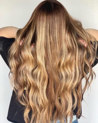 The blend tho 😻 reverse balayage for the win 🙌 
•
•
• 
#bakersfield #bakersfieldhair #bakersfieldhairstylist #bakersfieldsalon #modernsalon #btc #behindthechair #licensedtocreate #reversebalayage #matrix #matrixcolor #redken #redkenshadeseq