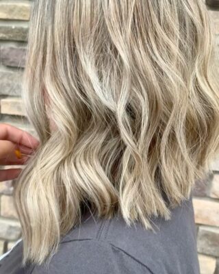 Icy Christmas hair 😍 •
•
#bakersfieldhair #bakersfieldsalon #bakersfieldhairstylist #highlights #balayage #btc #behindthechair #matrixcolor #redkenshadeseq