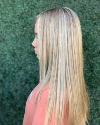 Blondie goals 👩‍🦳😍😍
• 
#bakersfieldhairsalon #bakersfieldhair #bakersfieldhairstylist #redkenshadeseq #matrix #blondehair #highlights #balayage #btc #behindthechair