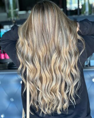 Loved this transformation 😍 
•
•
•
#highlights #schwarzkopf #blondeme #bakersfieldhair #bakersfieldsalon #bakersfieldhairstylist #bakersfieldhairsalon #btc #modernsalon #blondeshavemorefun