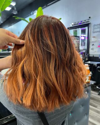 we’re all ready for fall 🍂🍁 I know iam and living through these copper tones!! 

•
•
•
#bakersfield #bakersfieldhair #bakersfieldhairstylist #bakersfieldhairsalon #matrix #matrixsocolorcult #btc #modernsalon #copperhair #copperbalayage #fallhair