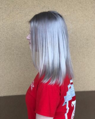 Color correction today 😁😁😁 swipe 👉 for before •
•
• 
#blondehair #icyblonde #highlights #colorcorrection #matrix #bakersfieldhair #btc #redkenshadeseq #bakersfieldsalon