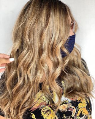 B•e•u•t•i•f•u•l 🤤🤤🤤
•
•
•
#bakersfield #bakersfieldhair #bakersfieldhairstylist #bakersfieldsalon #highlights #shadowroot #redkenshadeseq #redken #redkenobsessed #redkenflashlift #btc #behindthechair #modernsalon