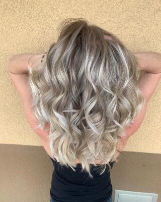 Had so much fun back to back foiling this beauty today! 😍 swipe swipe for video and before 👉
•
•
#babylights #behindthechair #summerhair #balayage #highlights #bakersfield #bakersfieldhair #bakersfieldhairstylist #bakersfieldsalon #btc #matrix #matrixcolor #redkenshadeseq