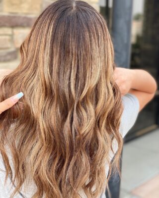 Obsessed 🤤🤤 
•
•
•
#bakersfieldhair #bakersfieldhairstylist #bakersfieldsalon #redkenshadeseq #redkenobsessed #redkenflashlift #highlights #shadowroot #btc #behindthechair #modernsalon