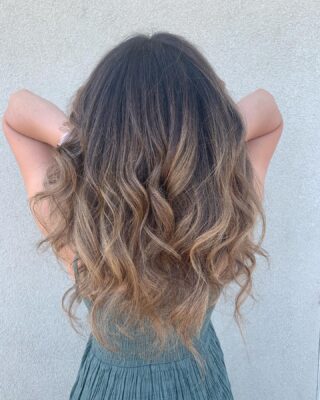 Hair goals 👌😍 •
•
•
#bakersfieldhair #redkenshadeseq #highlights #summerhair #pulpriot #balayage #btc #behindthechair #matrix #bakersfieldsalon #bakersfieldhairstylist