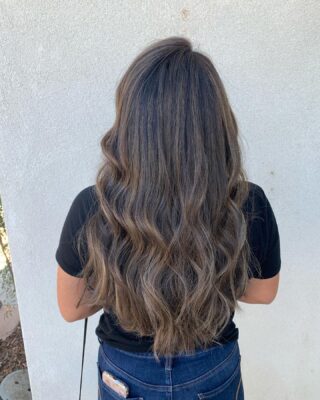 Perfect day to do some hair 💇‍♀️🙋‍♀️ •
•
•
#bakersfieldsalon #bakersfieldhair #bakersfieldhairstylist #btc #matrix #redkenshadeseq #behindthechair #balayagehair #highlights