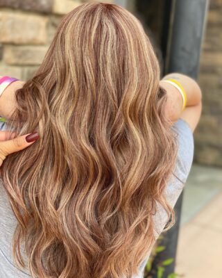 Fall vibes all the way 👏🏼😍 
•
•
•
#bakersfield #bakersfieldhair #bakersfieldhairstylist #bakersfieldsalon #btc #behindthechair #modernsalon #highlights #auburnhair #redkenobsessed #redkenshadeseq #redkenflashlift #matrix