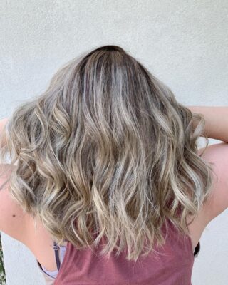 •DIMENSION• 😍😍😍😍
•
•
#highlights #btc #behindthechair #matrix #redkenshadeseq #bakersfieldhair #bakersfieldsalon #bakersfieldhairstylist #blondemeschwarzkopf #blondeme #silverhair